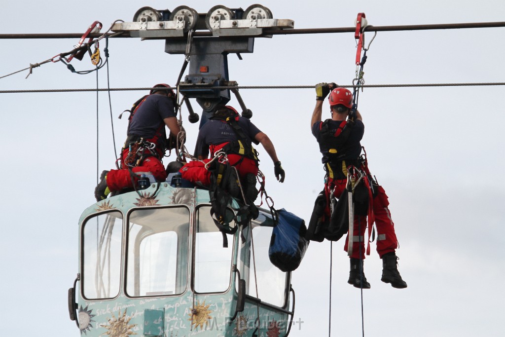 Koelner Seilbahn Gondel blieb haengen Koeln Linksrheinisch P602.JPG